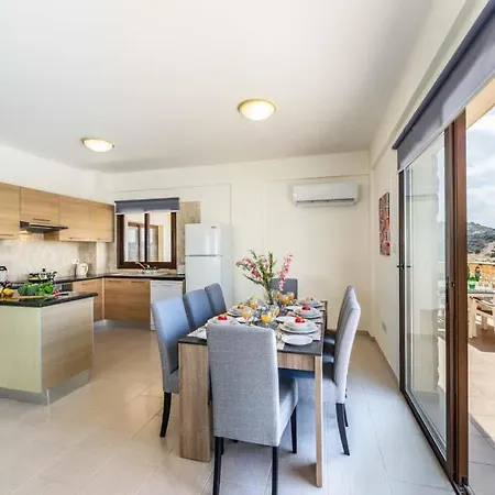 In Sleeps 8 Includes Swimming Pool Air Con And Wifi 7 빌라