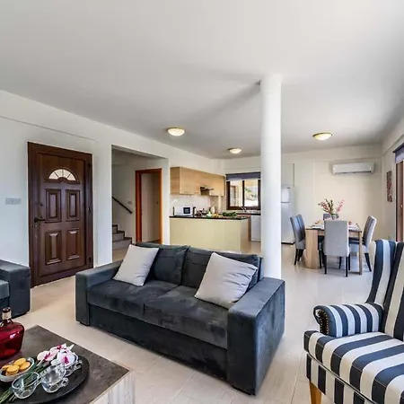 In Sleeps 8 Includes Swimming Pool Air Con And Wifi 7 키소네르가