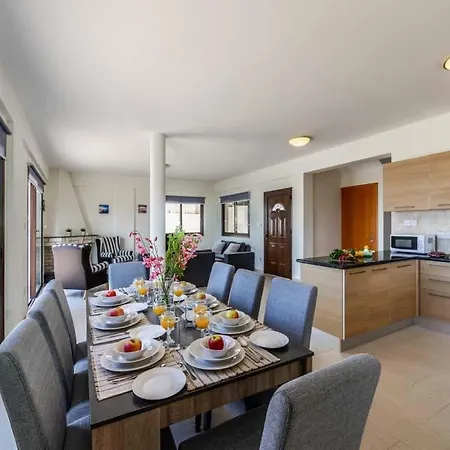 In Sleeps 8 Includes Swimming Pool Air Con And Wifi 7 Kissonerga